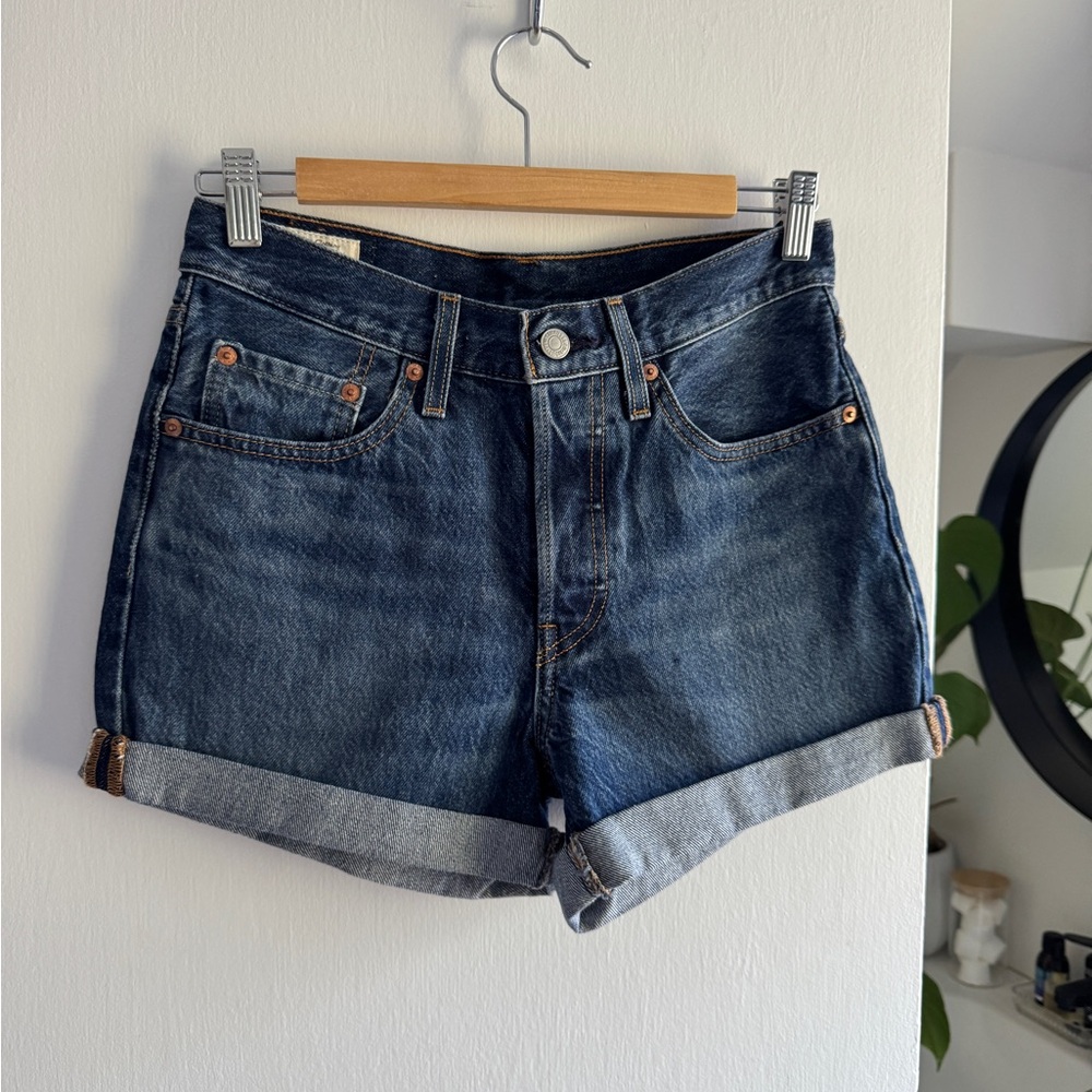 Levis Premium 501 Long Short Woman 26
Blue Clue Cuffed Button Fly Classic Preppy